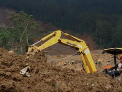 16 Orang Warga Masih Hilang Tertimbun Longsor Banjarnegara
