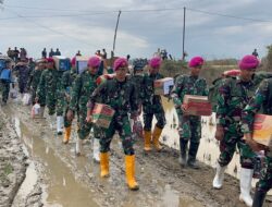 Medan Sulit Bukan Penghalang Marinir Salurkan Bantuan di Aceh Utara