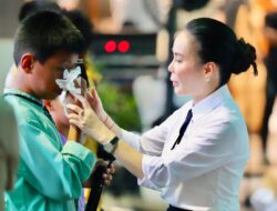 Sambil Serahkan Bantuan, Li Claudia Dengarkan Curahan Hati Anak Yatim