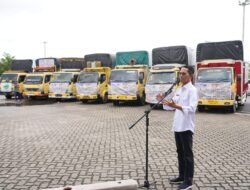 Diinisiasi IKSB, Amsakar Lepas Tujuh Truk Bantuan Sembako untuk Korban Bencana di Sumatera Barat